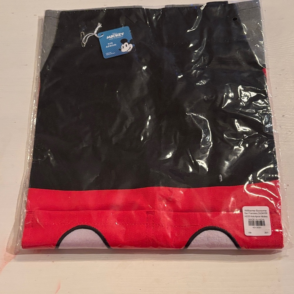 NWT William Sonoma Disney Mickey Mouse Kid Apron and Mini Mitts